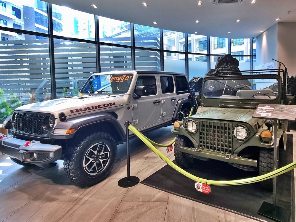 Vintage jeep meets new Jeep