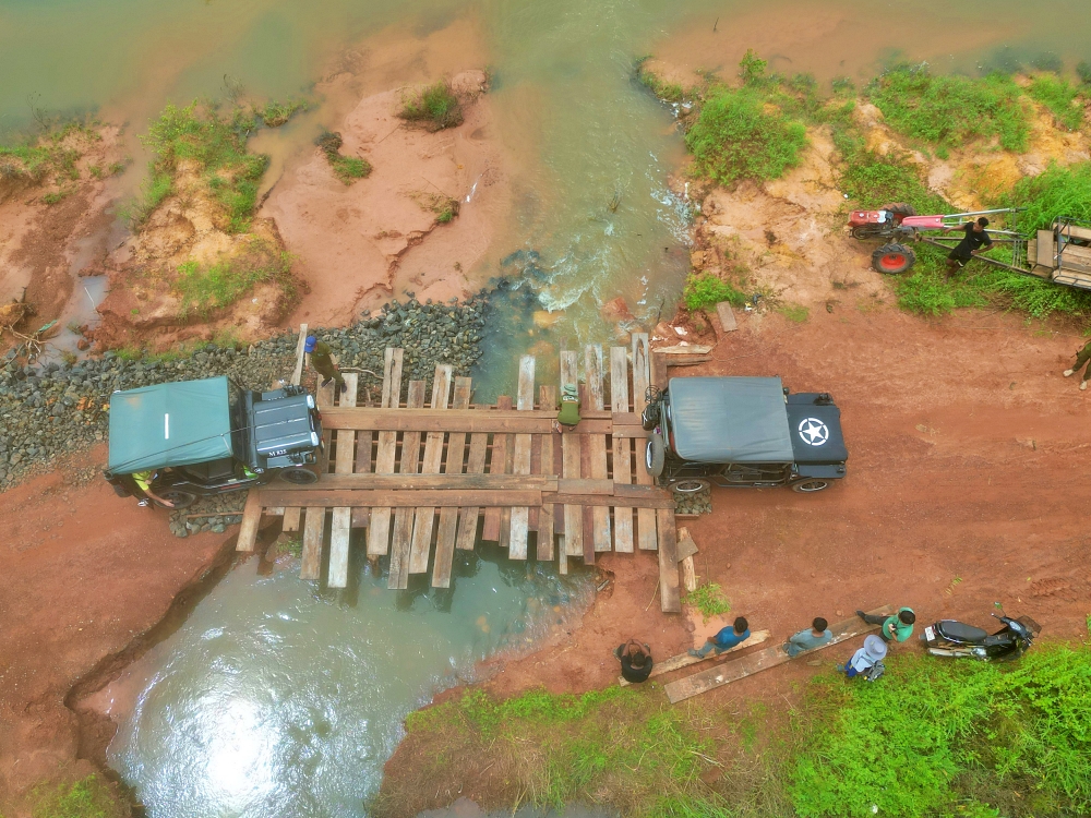 Jeeps and bridge fro birdview