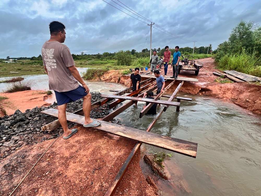 Building a bridge golden silk farm