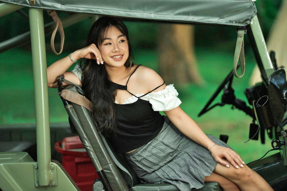 Pre wedding pictures jeep Angkor